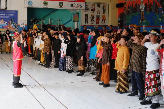 Peringati Hari Kartini, SD Muhammadiyah PK Solo Gelar Upacara dan Gelar Kreasi Wayang