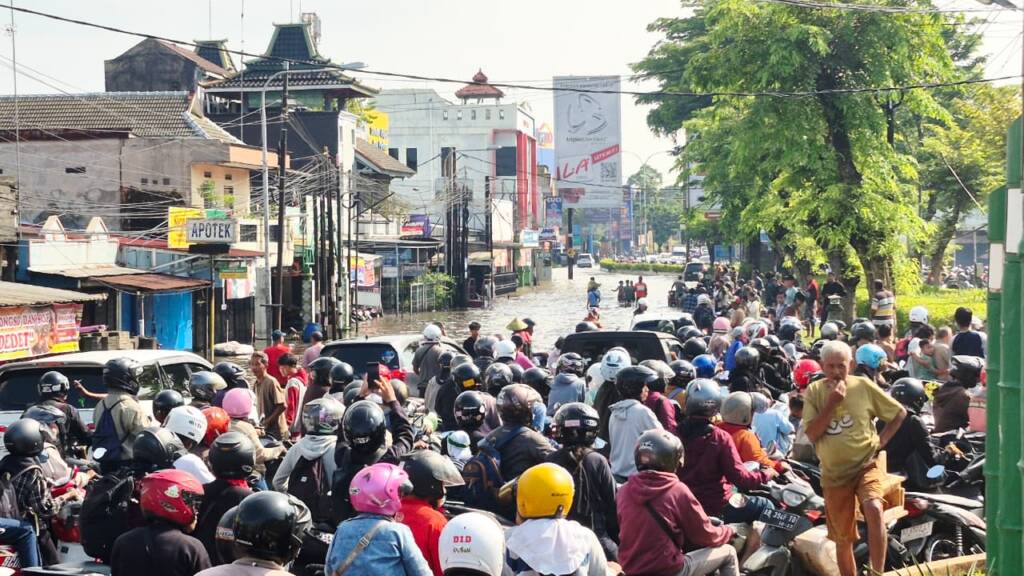 macet dampak banjir 1