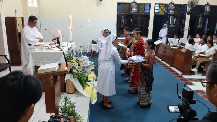 4 Postulan MASF Terima Jubah Biarawati, 5 Suster Perbarui Kaul dalam Ekaristi di Kapel Novisiat MASF Gentan