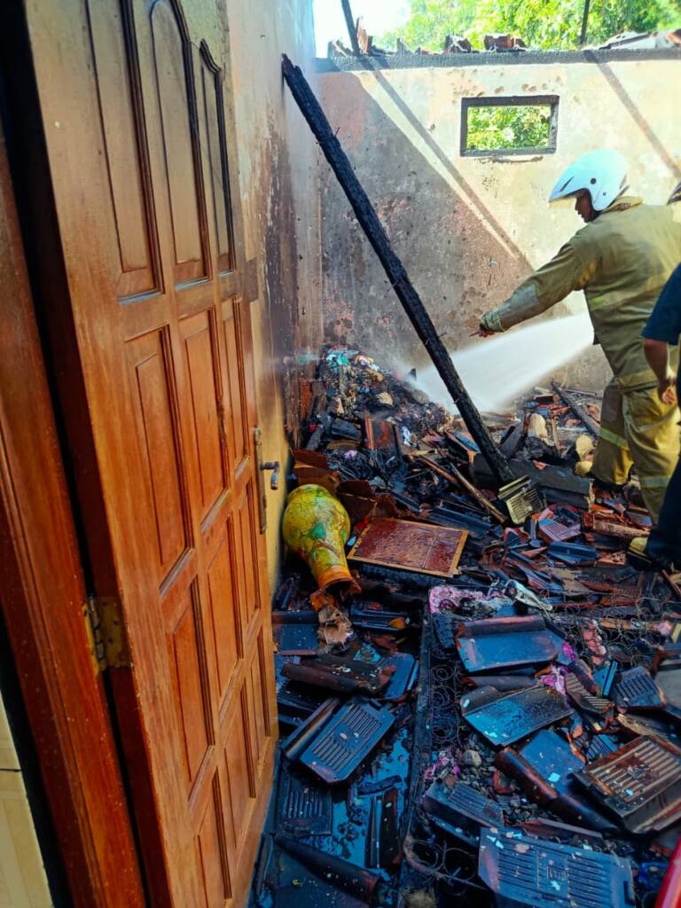 Stop Kontak Mendadak Meledak, Api Nyaris Melalap Rumah di Nguntoronadi! Aksi Cepat Damkar Wonogiri Cegah Kebakaran Makin Besar