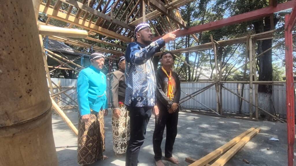 PB XIV Hangabehi saat meninjau revitalisasi Bangsal Pradonggo
