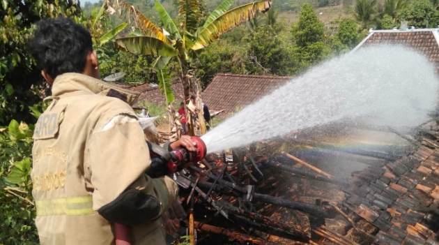 Kebakaran Kandang Sapi di Manyaran, Api Merembet dari Bludukan
