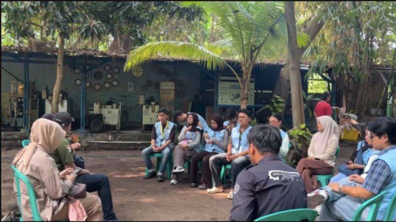Pengenalan program konservasi lingkungan di Pulah Pramukan oleh ibu Mahariah dari Rumah Literasi Hijau