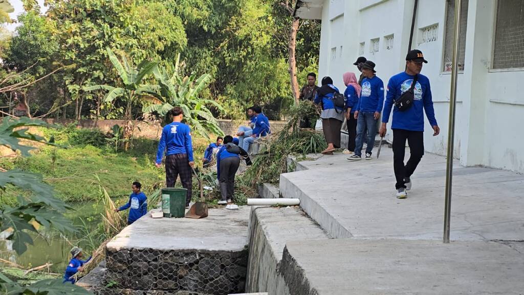 ​Peringati HUT ke-25, Kader Demokrat Sragen Terjun Bersihkan Bantaran Sungai Garuda