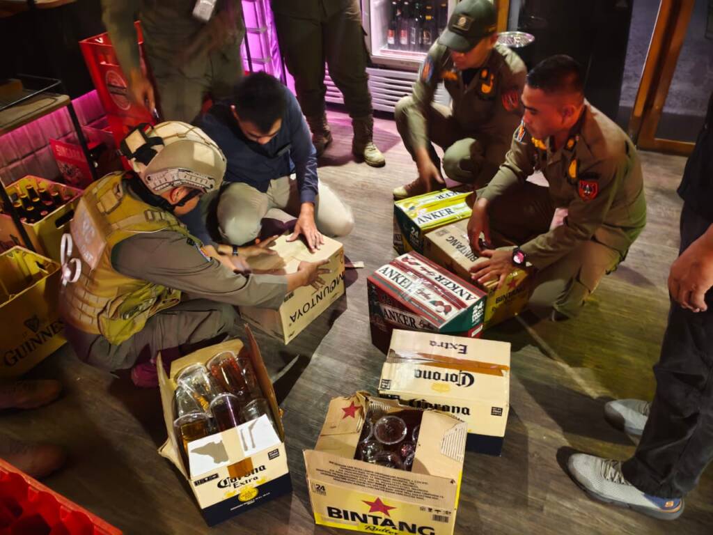 Nekat Jual Miras Golongan B dan C Tanpa Izin , Outlet Ruang Bahagia di Kawasan Lokananta Ditutup Satpol PP Solo