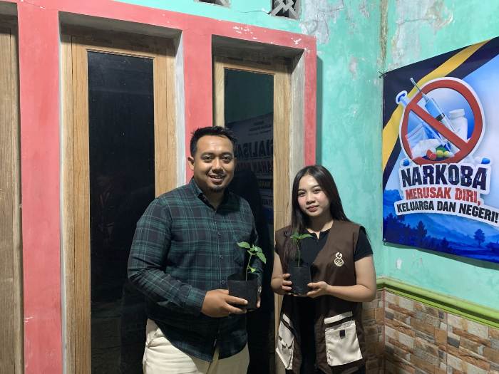 2808 - UNS - bibit ke Pak Dukuh