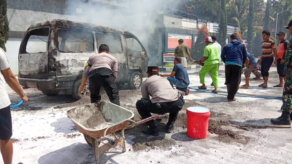 Mobil Terbakar di SPBU Bulukerto! Hangus Saat Antre Pertalite