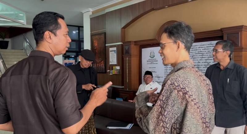 Pemasangan Baliho Ultah Jokowi