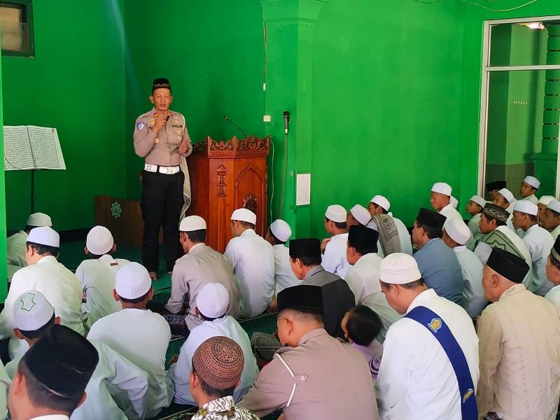Satlantas Polres Sragen Gelar Program “SI RATIB JUMAT’AN” Edukasi Kamseltibcarlantas Hingga Penyaluran Bantuan Semen 50 Sak untuk Ponpes An Nurul Mubin
