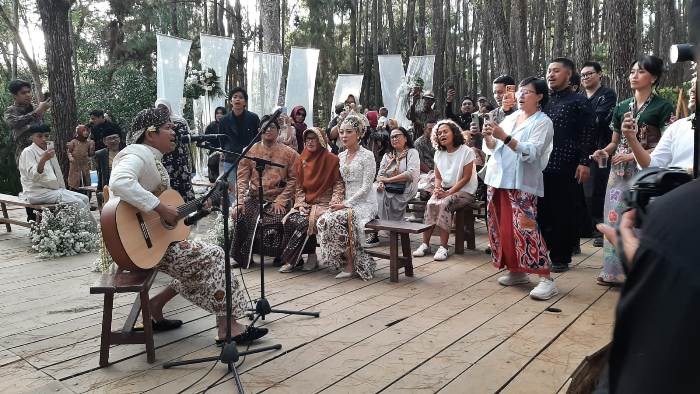 Sineas Muda Aditya Ahmad Menikah di Hutan Pinus Mangunan, Mira Lesmana dan Riri Riza Turut Hadir