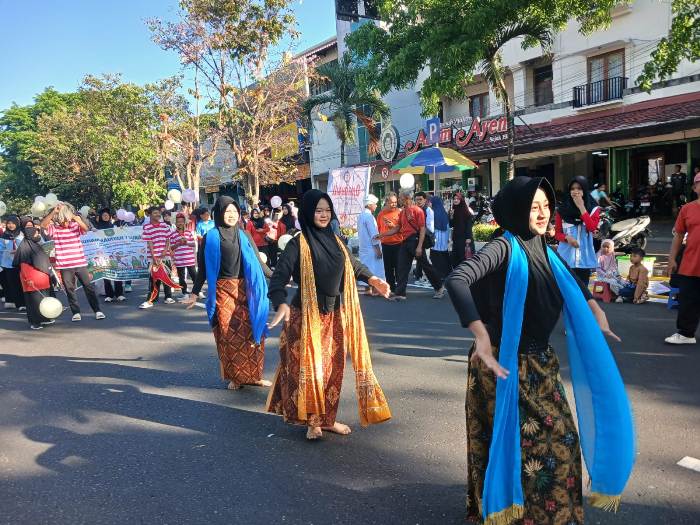 Gelar Pawai Kebudayaan, SMP Muhammadiyah 7 Surakarta Tampilkan Tari, Parodi dan Karawitan di CFD
