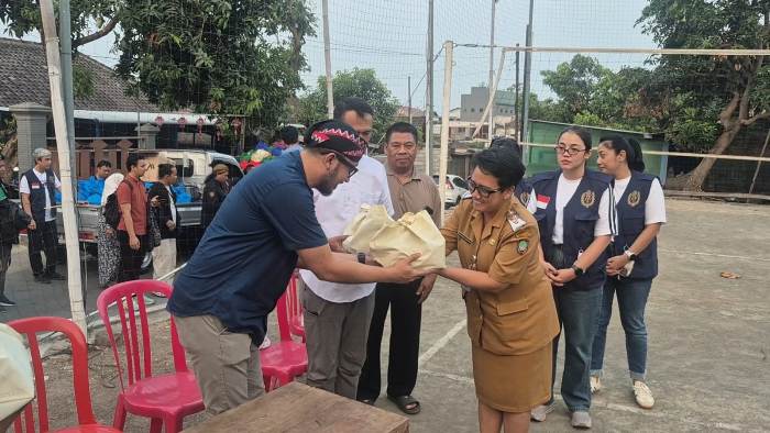 PB XIV Salurkan 1.300 Paket Makanan untuk Warga Terdampak Kebakaran TPA Putri Cempo
