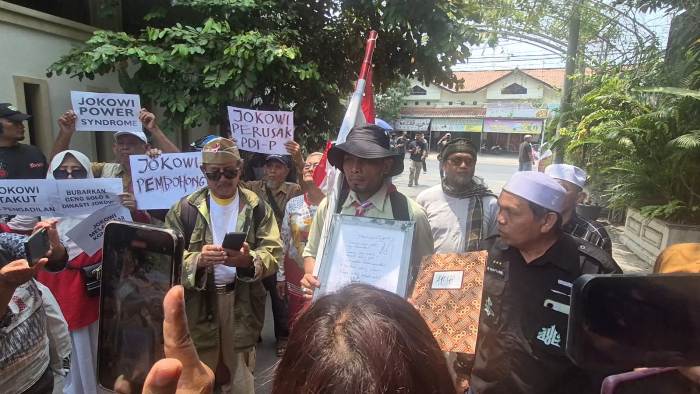 Gegara Duduk di Samping Budi Arie, Kediaman Jokowi Digerudug Aliansi Rakyat Indonesia Bergerak