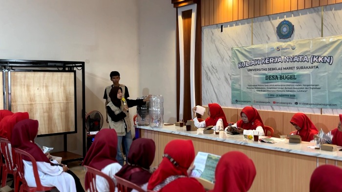 KKN 243 UNS Latih Kader PKK Desa Bugel Olah Sampah Organik Jadi Komposter Rumah Tangga