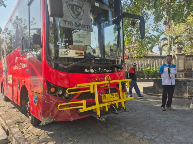 Kurang Fokus Saat Mendahului, Pengendara Motor Tabrak Bus BST di Depan Graha Wisata Niaga Solo