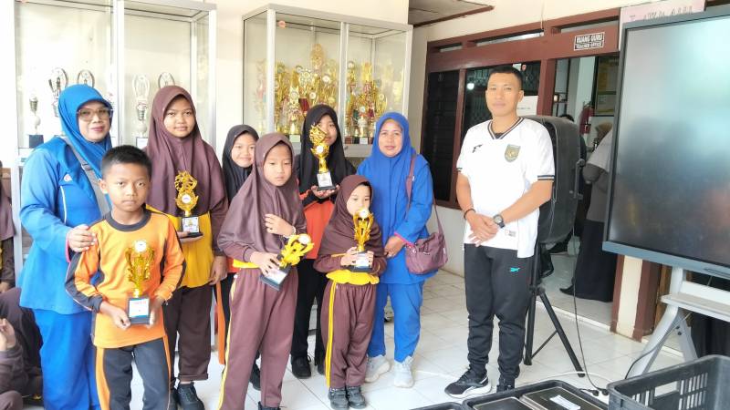 Sempuji, 144 Siswa SDN 1 Sempukerep Wonogiri Dibikin Aktif Sejak Pagi, Ada Senam Nobar hingga Rebutan Piala