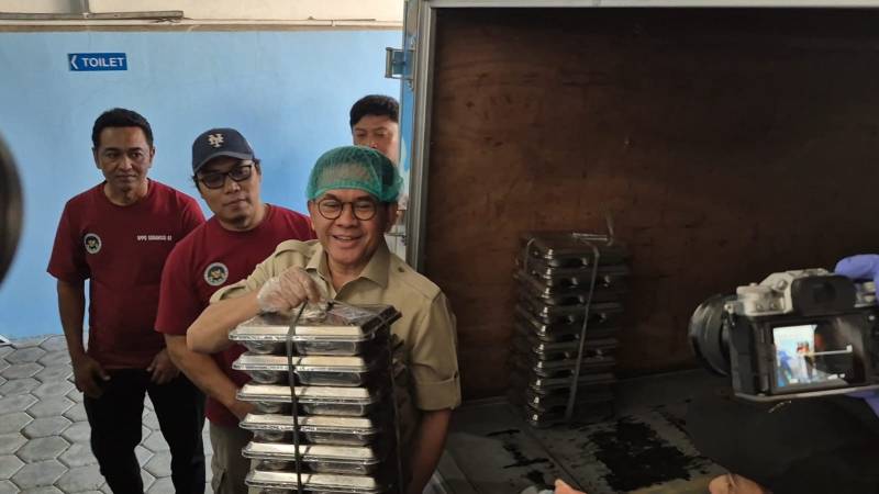 Tinjau SPPG Semanggi Solo, Mendag Budi Santoso Puji Standar Keamanan Makanan dan Prosedur Segel Ketat