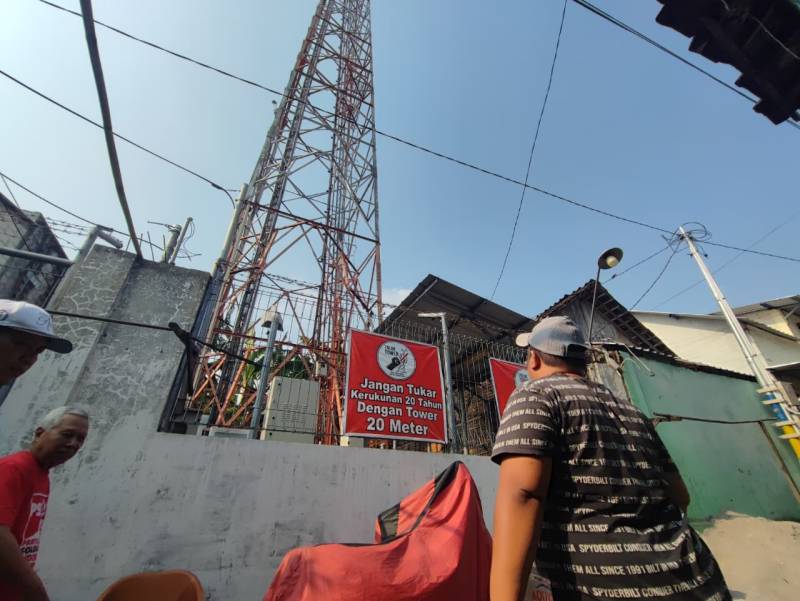 Tower Telekomunikasi di Bibis Baru Sebelah Utara Proses Penurunan, Warga Tunggu Pembongkaran Tower Sebelah Selatan