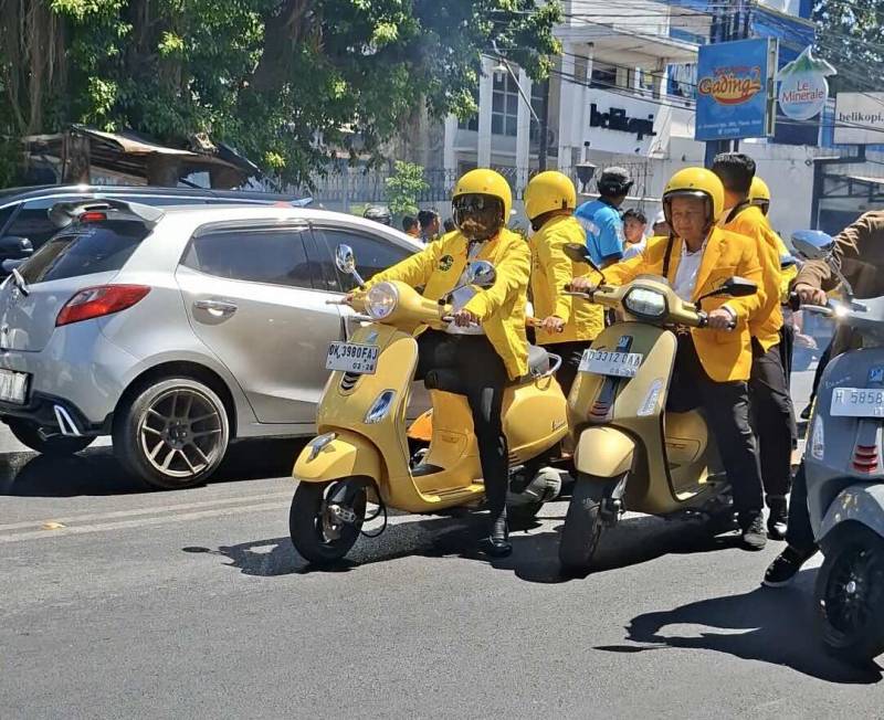 Bahlil Lahadalia Naik Vespa Kuning ke Pelantikan DPD: Targetkan Golkar Tambah Kursi di Jateng!