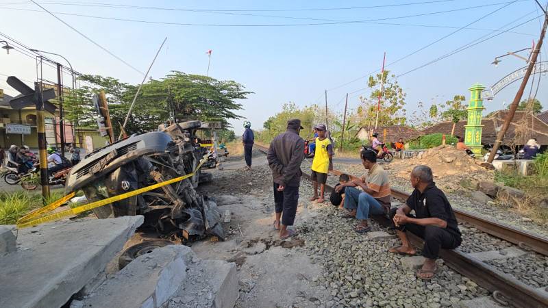 ​Diduga Tak Kuat Nanjak lalu Mogok, Mobil Grand Max Muatan Nangka Mentah Tertabrak Kereta Api di Kalijambe Sragen
