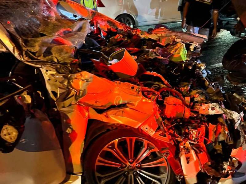 Melarikan Diri Usai Tabrak Pemotor di Faroka, Mobil Sedan Ringsek Hantam Truk di Lampu Merah Kleco Solo, Pengemudi Tewas