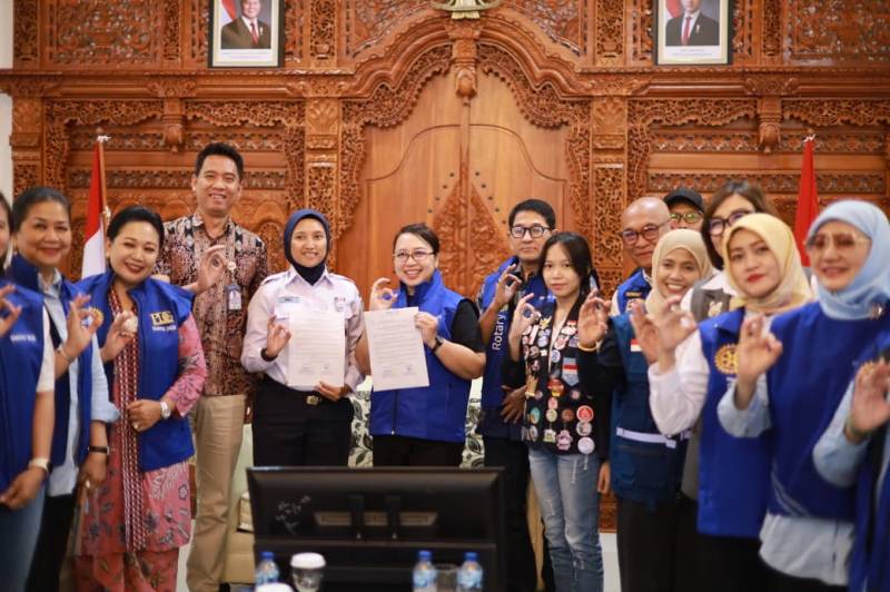 Rotary Solo Raya Sediakan Tempat Sampah Terpilah di Tiga Lokasi Publik Kota Solo